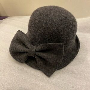 Elegant Gray Wool Hat with Bow